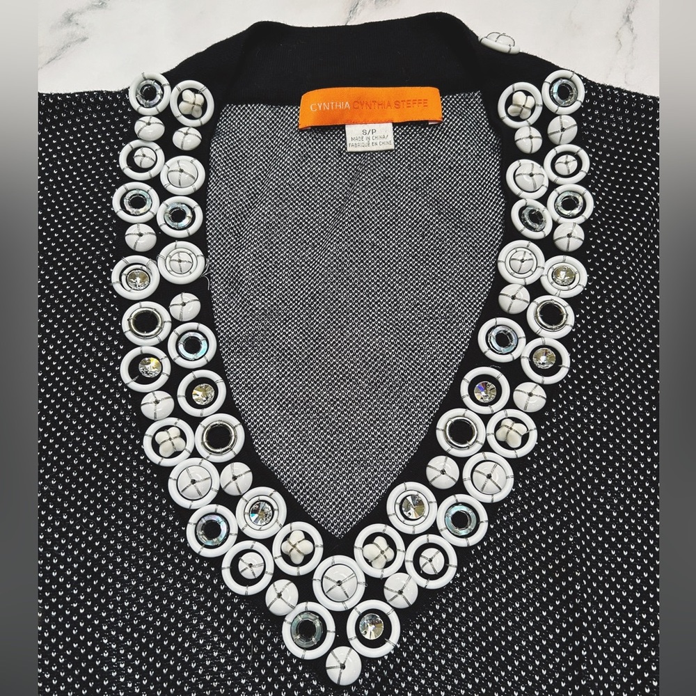 🔳◻️Cynthia Steffe ◻️🔳 V Neck Crystal Embellished Graphic Print Sweater, Size S